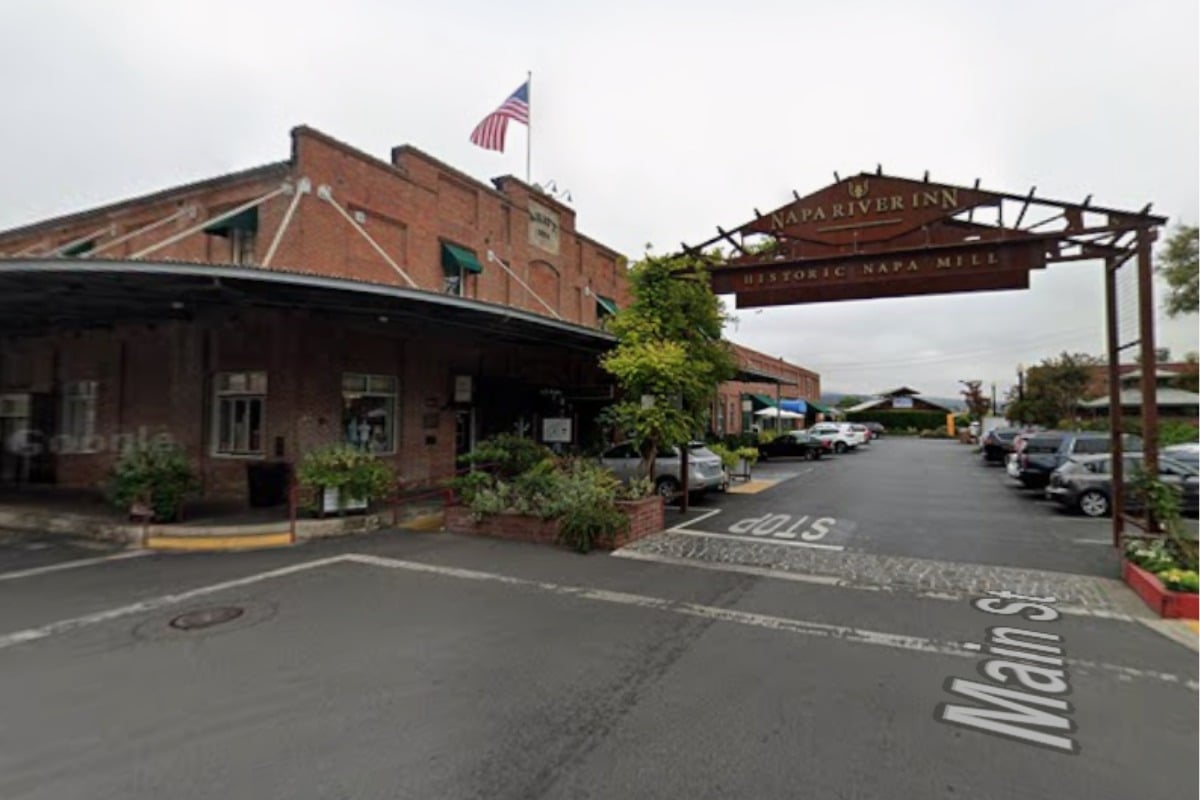 Romantisme Zaman Dulu di Napa River Bar