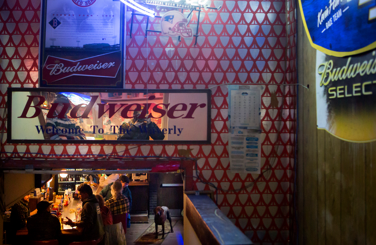 Jelajahi Dive Bar Terbaik di Maine